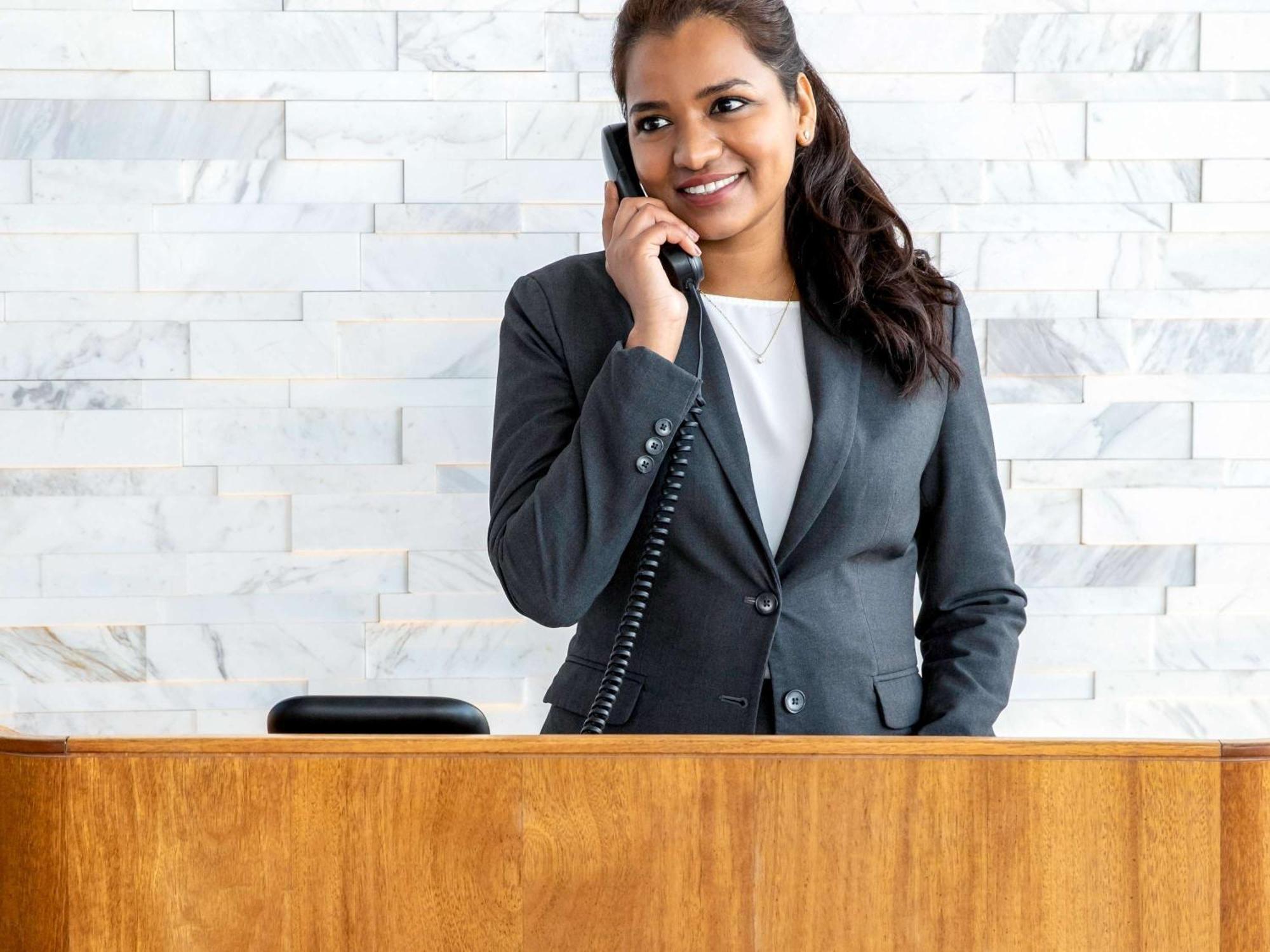 Moevenpick Resort & Spa Dead Sea Sweimeh Exterior photo A receptionist on the phone